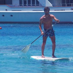 El novio de Irene Carbonero con el torso desnudo practicando paddle surf