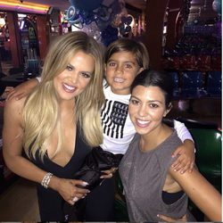 Khloe Kardashian celebrando su 31 cumpleaños con su hermana Kourtney y su sobrino Mason 