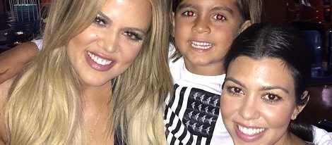 Khloe Kardashian celebrando su 31 cumpleaños con su hermana Kourtney y su sobrino Mason 