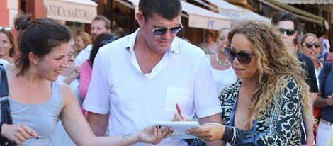 Mariah Carey junto a su novio James Packer firmando autógrafos