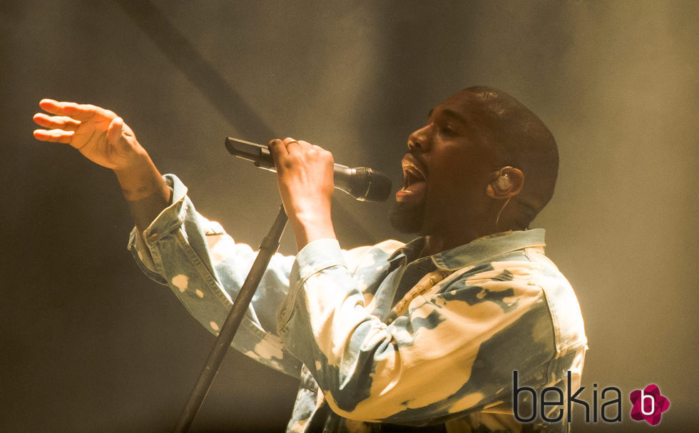 Kanye West actuando en el festival de Glastonbury