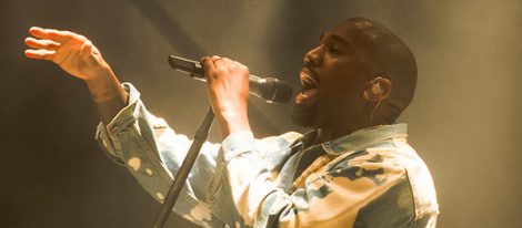 Kanye West actuando en el festival de Glastonbury