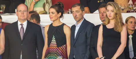 Alberto de Mónaco, Carlota Casiraghi, Gad Elmaleh y Alexandra de Hannover en la clausura del Concurso de Saltos de Monte-Carlo 2015