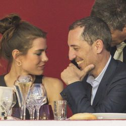 Carlota Casiraghi y Gad Elmaleh en la clausura del Concurso de Saltos de Monte-Carlo 2015