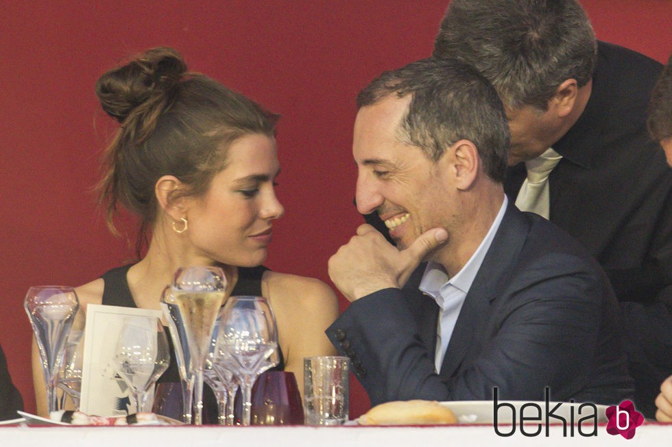 Carlota Casiraghi y Gad Elmaleh en la clausura del Concurso de Saltos de Monte-Carlo 2015