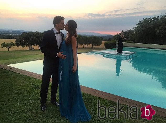 Marc Bartra y Melissa Jiménez en la boda de Thiago Alcántara y Júlia Vigas