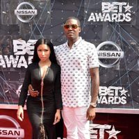 Nicki Minaj y su pareja Meek Mill en la red carpet de los BET Awards 2015