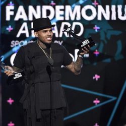 Chris Brown recogiendo sus galardones en los Bet Awards 2015