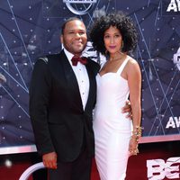 Anthony Anderson y Tracee Ellis Ross los anfitriones de la gala a su llegada a la alfombra roja