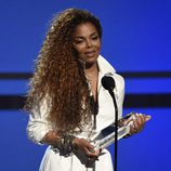 Janet Jackson recogiendo un premio en los Bet Awards 2015