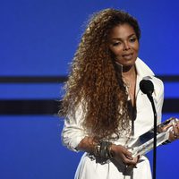 Janet Jackson recogiendo un premio en los Bet Awards 2015