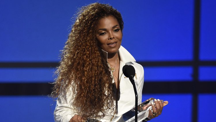 Janet Jackson recogiendo un premio en los Bet Awards 2015