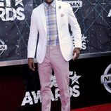 El boxeador Floyd Mayweather en la alfombra roja de los Bet Awards 2015