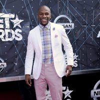 El boxeador Floyd Mayweather en la alfombra roja de los Bet Awards 2015