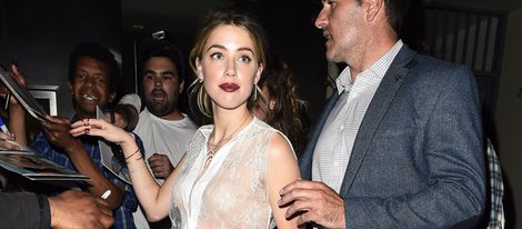 Amber Heard firma autógrafos a los fans a la salida de un club londinense