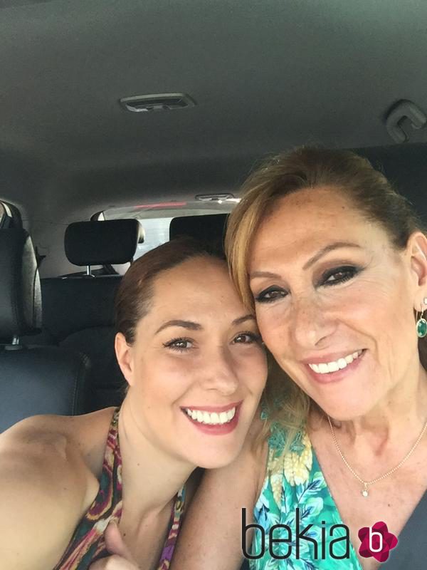 Chayo Mohedano y Rosa Benito en el coche