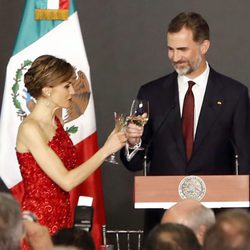 Los Reyes Felipe y Letizia brindan en la cena de gala en su honor en su Viaje de Estado a México