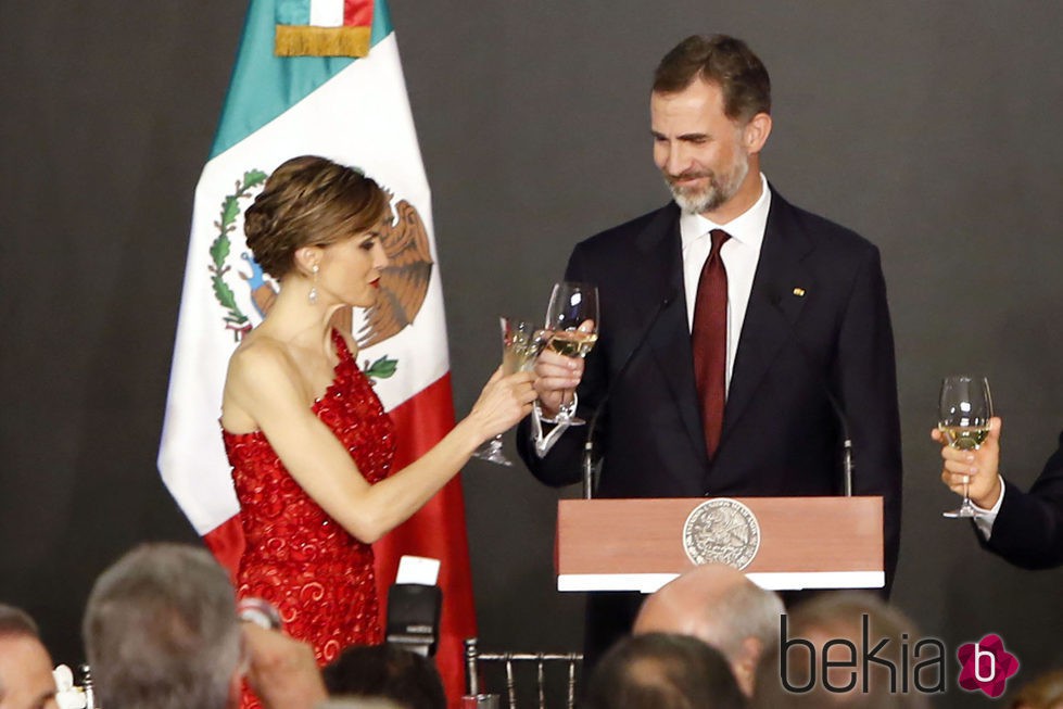 Los Reyes Felipe y Letizia brindan en la cena de gala en su honor en su Viaje de Estado a México