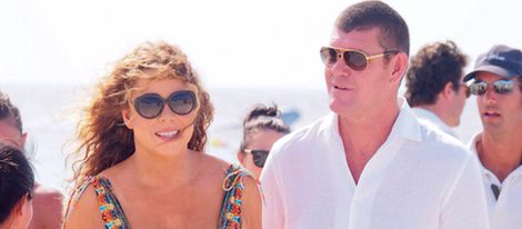 Mariah Carey y James Packer paseando por la playa