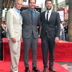 Paul Rudd recibe su estrella en el Paseo de la Fama arropado por Michael Douglas y Adam Scott