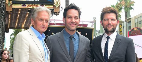 Paul Rudd recibe su estrella en el Paseo de la Fama arropado por Michael Douglas y Adam Scott