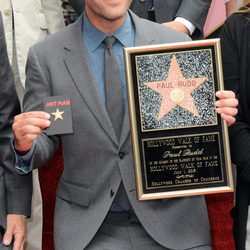 Paul Rudd con la placa de su estrella en el Paseo de la Fama y una réplica para Ant-Man