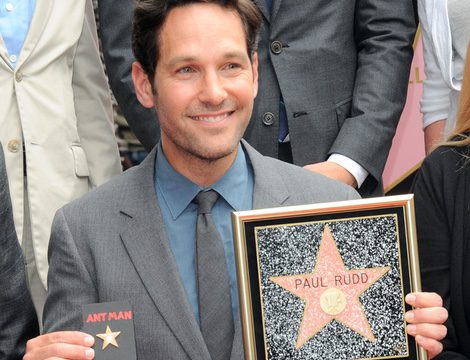 Paul Rudd con la placa de su estrella en el Paseo de la Fama y una réplica para Ant-Man