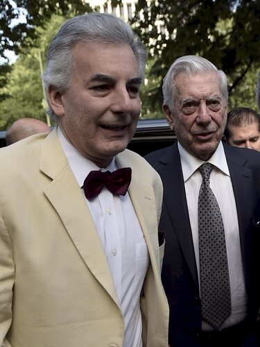 Mario Vargas Llosa y su hijo Álvaro en un acto público