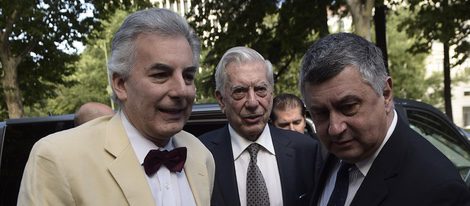 Mario Vargas Llosa y su hijo Álvaro en un acto en la Casa América de Madrid