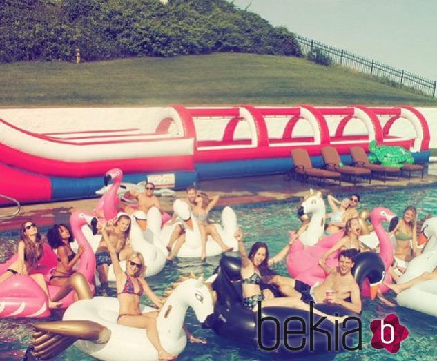 Taylor Swift y Calvin Harris en la piscina junto a Gigi Hadid y Joe Jonas