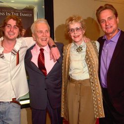 Kirk Douglas junto a su ex mujer Diana, su hijo Michael y su nieto Cameron