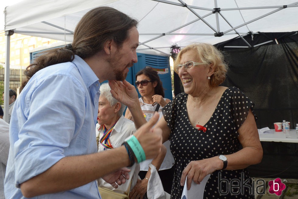 Manuela Carmena y Pablo Iglesias en el desfile del Orgullo Gay 2015