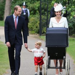 Los Duques de Cambridge y el Príncipe Jorge en el bautizo de Carlota de Cambridge