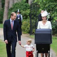 Los Duques de Cambridge y el Príncipe Jorge en el bautizo de Carlota de Cambridge