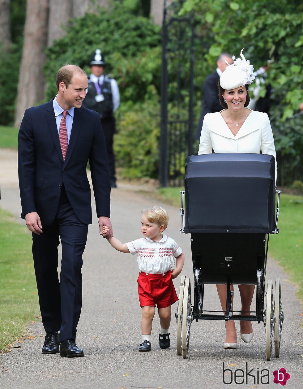 Los Duques de Cambridge y el Príncipe Jorge en el bautizo de Carlota de Cambridge