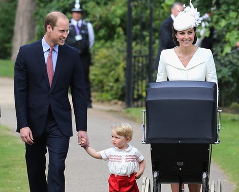 Los Duques de Cambridge y el Príncipe Jorge en el bautizo de Carlota de Cambridge