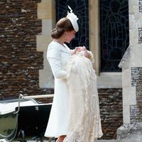 Catherine de Cambridge lleva a la Princesa Carlota a su bautizo