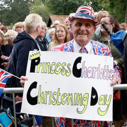 El monárquico Terry Hutt con un cartel celebrando el bautizo de la Princesa Carlota de Cambridge