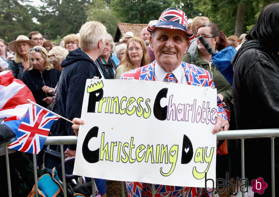 El monárquico Terry Hutt con un cartel celebrando el bautizo de la Princesa Carlota de Cambridge