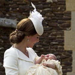 Catherine de Cambridge sonrie a la Princesa Carlota durante su bautizo