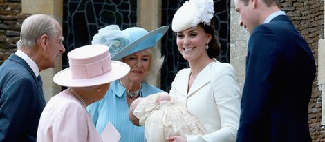 La Reina Isabel II en el bautizo de Carlota de Cambridge