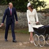 El Príncipe Guillermo, el Príncipe Jorge y Kate Middleton en el bautizo de Carlota de Cambridge