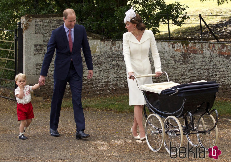 El Príncipe Guillermo, el Príncipe Jorge y Kate Middleton en el bautizo de Carlota de Cambridge