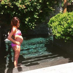 Melissa Jiménez luce embarazo en la piscina