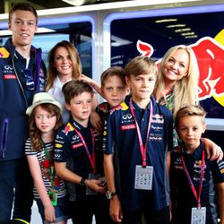 Geri Halliwell y Emma Bunton acompañadas por Romeo y Cruz Beckham en el Gran Premio de Gran Bretaña