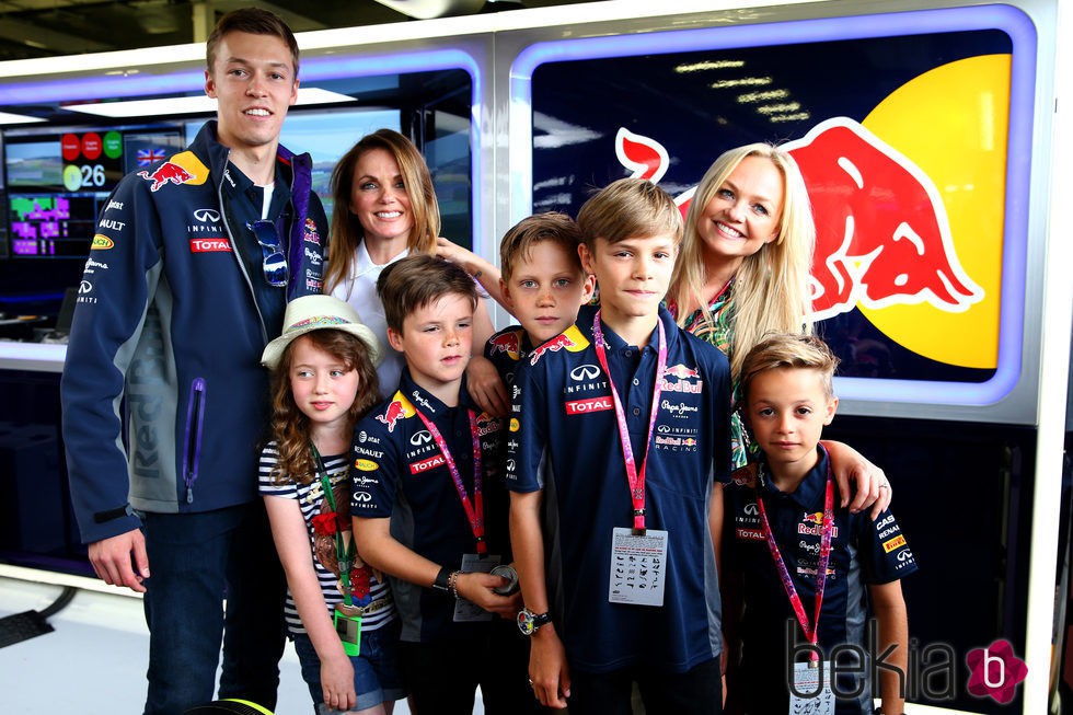 Geri Halliwell y Emma Bunton acompañadas por Romeo y Cruz Beckham en el Gran Premio de Gran Bretaña