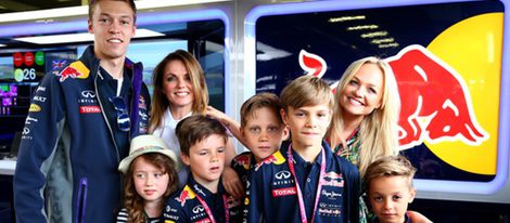 Geri Halliwell y Emma Bunton acompañadas por Romeo y Cruz Beckham en el Gran Premio de Gran Bretaña