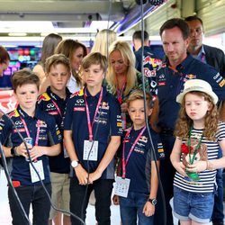 Romeo y Cruz Beckham junto a los hijos de Geri y Emma conociendo las instalaciones de Silverstone