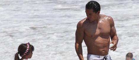 Mario Lopez junto a su hija Gia Francesca en la playa