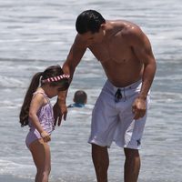 Mario Lopez, en la playa y muy unido a Gia Francesca